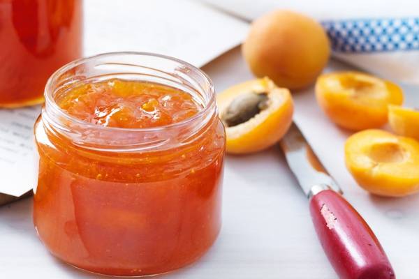 confiture d'abricots dans un petit pot
