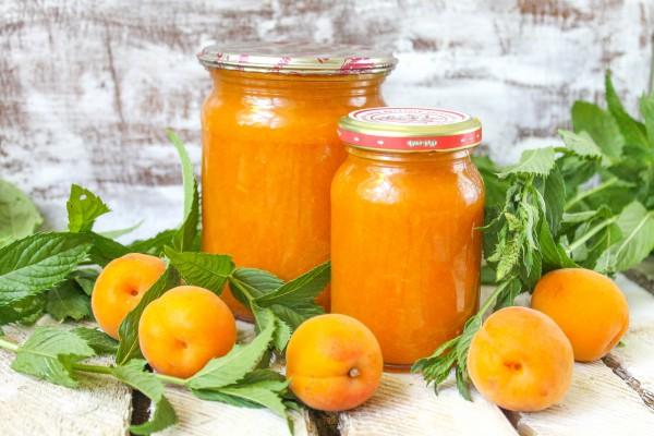 confiture d'abricots en pots