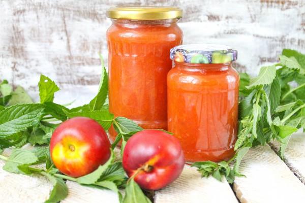 confiture de pêches en pots