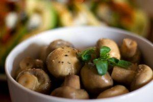 Recettes de champignons blancs marinés à chaud et à froid pour l'hiver en bocaux