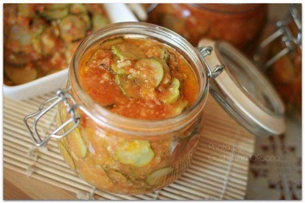 เลโชทำจากแตงกวาและซอสมะเขือเทศ