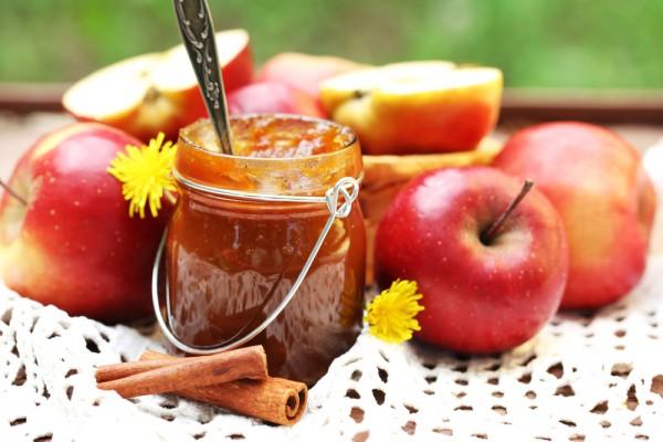 confiture de pommes dans un petit pot