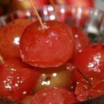 แยมจากแอปเปิ้ลป่าพร้อมก้านในชาม