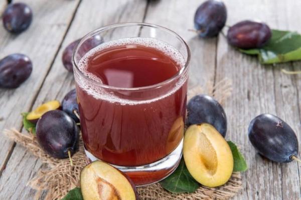 น้ำพลัมในแก้ว