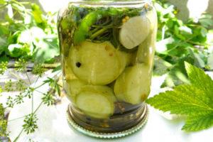 Recettes pour préparer rapidement des courgettes croustillantes marinées pour l'hiver en bocaux et en barriques, règles et périodes de conservation