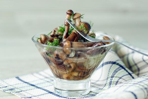 champignons marinés au miel et à l'ail dans un bol