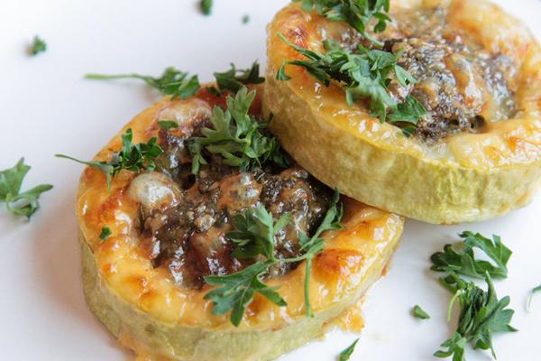 ซูกินี่ยัดไส้บนจาน