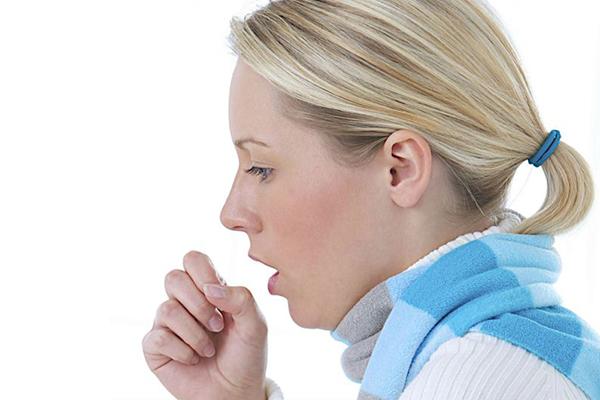 เด็กผู้หญิงมีอาการไอ