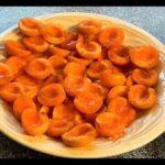 แอปริคอตแช่แข็งบนจาน