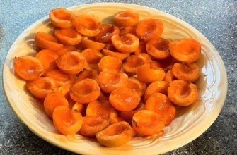 แอปริคอตแช่แข็งบนจาน