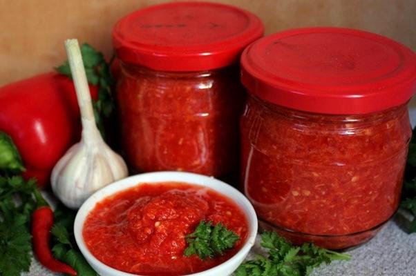 อัดจิก้าสไตล์จอร์เจียนในขวดโหล