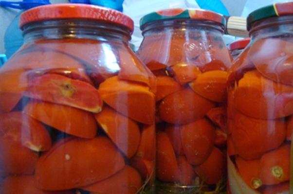 มะเขือเทศผ่าครึ่งในขวดใหญ่