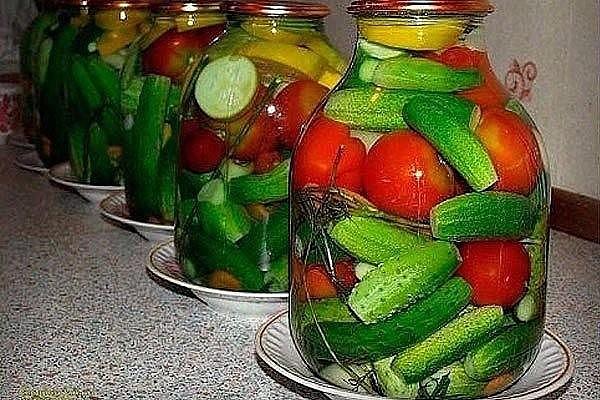 ผักรวมในขวดขนาด 3 ลิตร