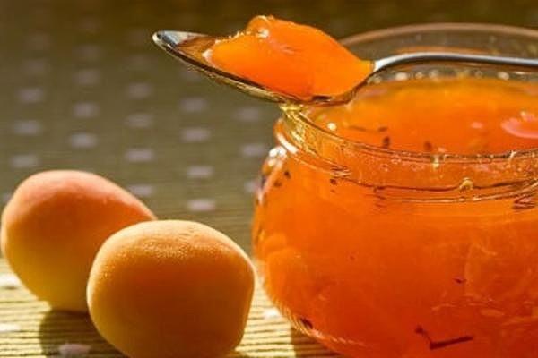 แยมแอปริคอตบนช้อน