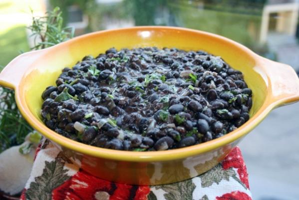 จานถั่วดำ