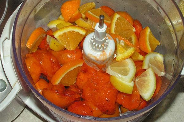 le processus de fabrication de confiture d'abricot, d'orange et de citron