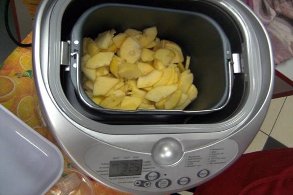 pommes dans une machine à pain