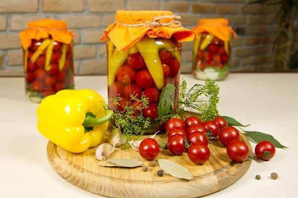 มะเขือเทศเชอร์รี่หมักในขวด