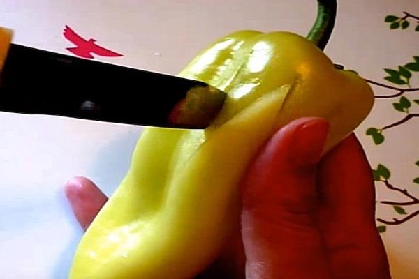 le processus de découpe des poivrons