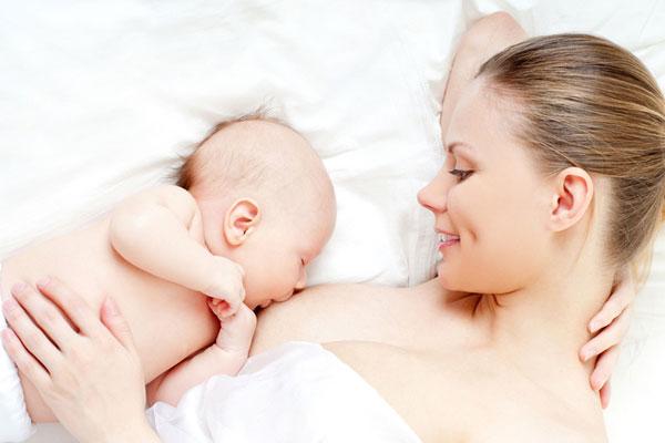 เด็กผู้หญิงกำลังให้นมลูก