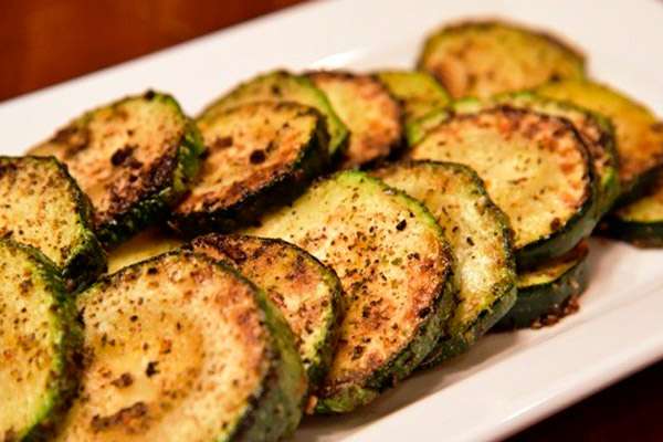 ซูกินี่ทอดบนจาน