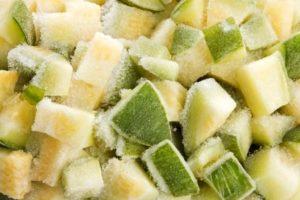 10 วิธีแช่แข็งแตงกวาสดและแตงกวาเค็มที่บ้านในช่วงฤดูหนาว