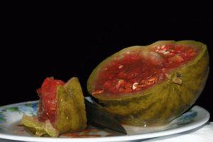 Comment conserver correctement les pastèques entières et coupées en morceaux dans un tonneau pour l'hiver : la recette de grand-mère