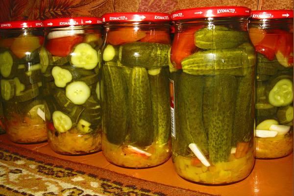 แตงกวาในน้ำสลัดมัสตาร์ดในขวด