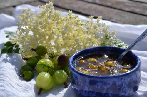 ลูกเกดในชามพร้อมน้ำ