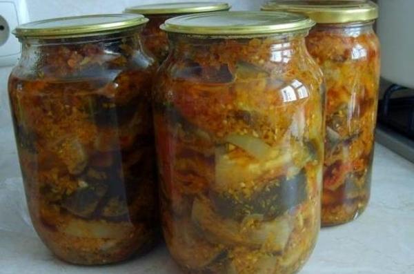 Lecho d'aubergines en bocaux sur la table