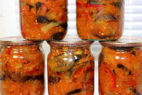 Lecho d'aubergines en bocaux sur la table