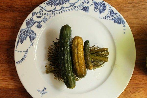 แตงกวาเค็มเล็กน้อยบนจาน