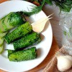 แตงกวาเค็มเล็กน้อยบนจาน