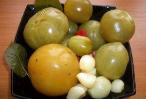 สูตรทำมะเขือเทศดองเขียวแบบรวดเร็วสำหรับฤดูหนาวในขวดโหลและกระทะ