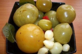 มะเขือเทศเขียวดองบนจาน