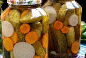 สูตรที่ดีที่สุดสำหรับแตงกวาดองกับแครอทและหัวหอมสำหรับฤดูหนาว