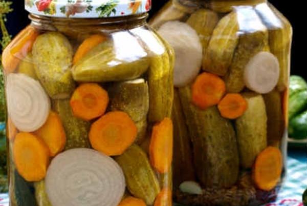 แตงกวากับแครอทและหัวหอมในขวด