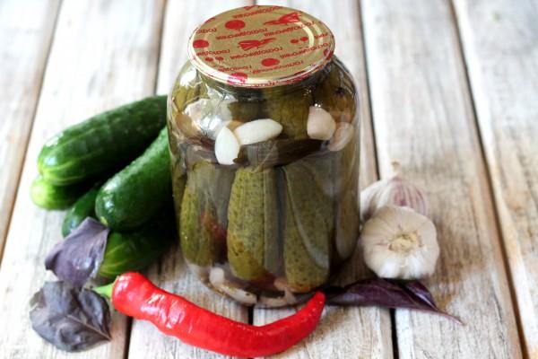 concombres au basilic en bocal