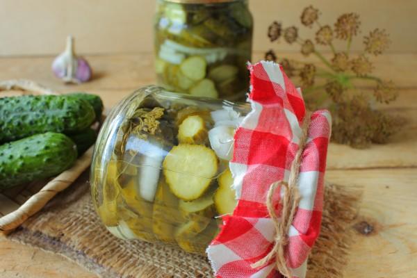 morceaux de concombre dans un petit pot