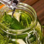 เทวอดก้าลงในขวดพร้อมแตงกวา