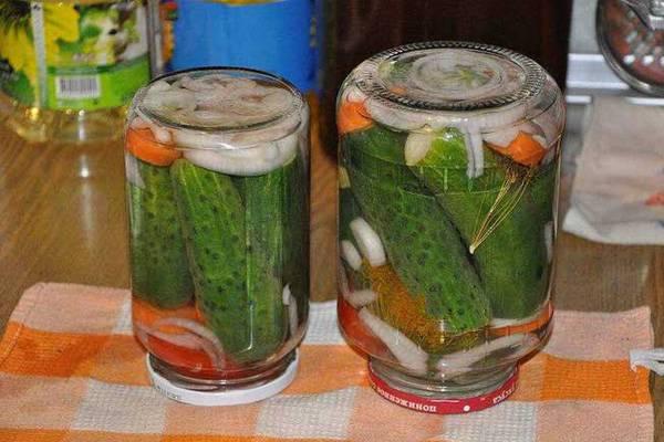 แตงกวากับแครอทและหัวหอมในขวด