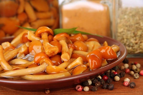 champignons au miel marinés dans une assiette