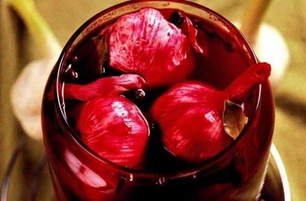 ail mariné aux betteraves dans un bocal d'un litre
