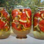 แตงโมดองในขวดบนโต๊ะ