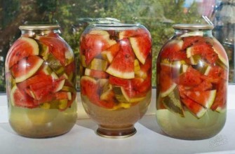 แตงโมดองในขวดบนโต๊ะ