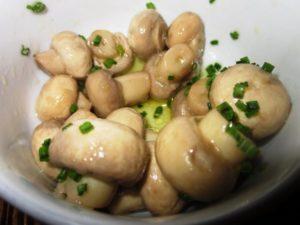 วิธีดองเห็ดแชมปิญองสดอย่างรวดเร็วสำหรับฤดูหนาวที่บ้าน: สูตรอาหารที่ดีที่สุด