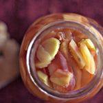 ชิ้นแอปเปิ้ลดองในขวด