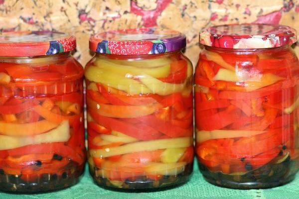 lanières de poivron dans un bocal