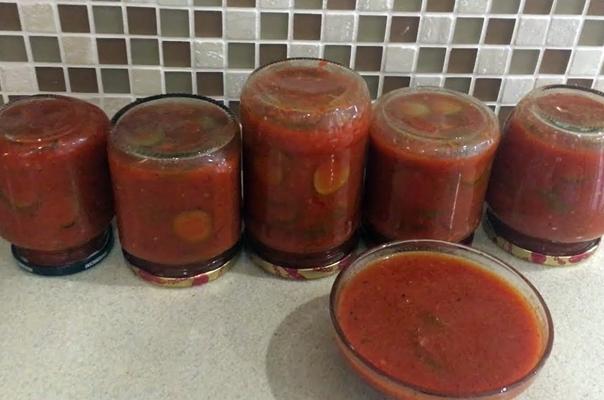 ลักษณะของแตงกวาใน adjika