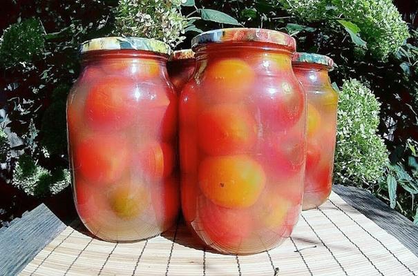 มะเขือเทศในน้ำแอปเปิ้ลในขวดข้างถนน